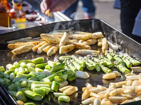 weißer und grüner Spargel auf einer Grillplatte zubereitet weißer und grüner Spargel auf einer Grillplatte zubereitet