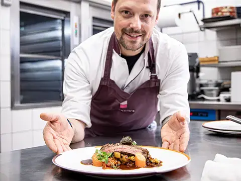 product-meets-chef-patrick-großmayer-präsentiert-sein-gericht product-meets-chef-patrick-großmayer-präsentiert-sein-gericht