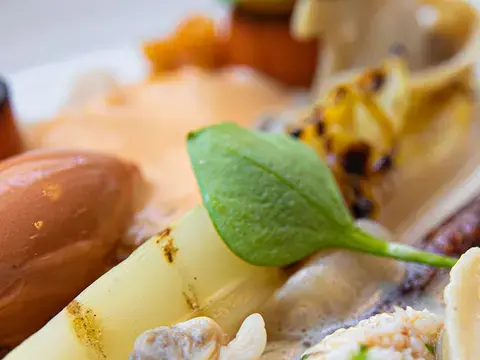 krabbensalat und meeresmuscheln mit gewuerzkarotte, sauce choron und tomaten-krustentier-eis Gericht krabbensalat und meeresmuscheln mit gewuerzkarotte, sauce choron und tomaten-krustentier-eis Gericht