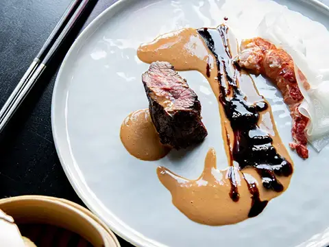 Surf and Turf vom europäischen Hummer mit Rinderfilet und Bisque
