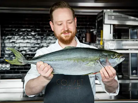 Golvet Küchenchef mit Hamachi Kingfish Golvet Küchenchef mit Hamachi Kingfish