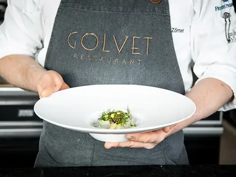 Präsentation Hamachi Gericht im Golvet Präsentation Hamachi Gericht im Golvet