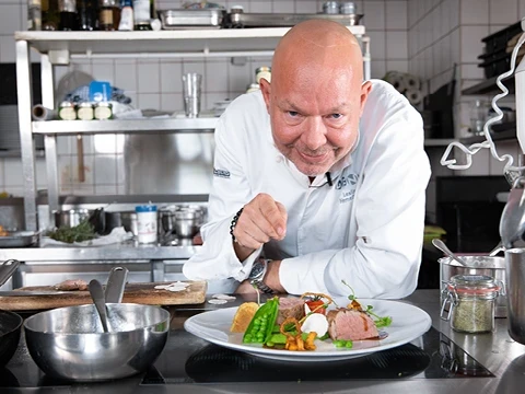 Leslie Himmelheber mit Gericht Leslie Himmelheber mit Gericht