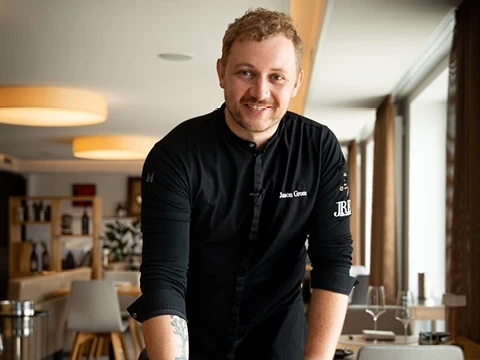 Jason Grom serviert sein Gericht Jason Grom serviert sein Gericht