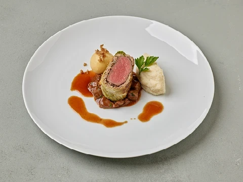 Soonwaldrehrücken im Wirsing-Pilzmantel und Rehragout, Griesknödel mit Walnuss und Sellerie-Trüffelpürée
