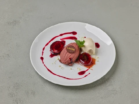 Gefüllte Kakaobohnen – Zwetschgen mit Portwein – weißes Mokkaeis