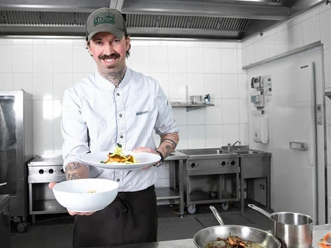 jonas Baumgärtner präsentiert beide Gerichte jonas Baumgärtner präsentiert beide Gerichte