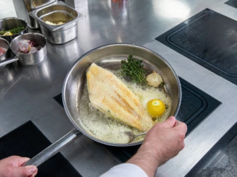 Seezunge wird in Butter gebraten