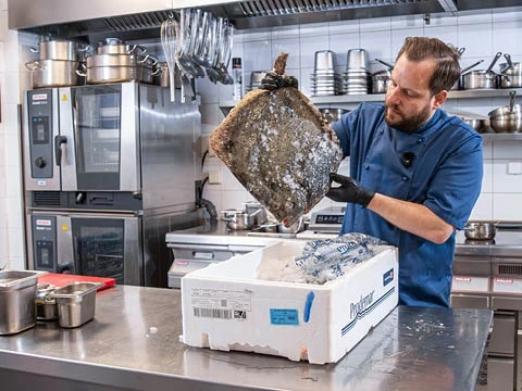 Sebastian Fiedler präsentiert Steinbutt