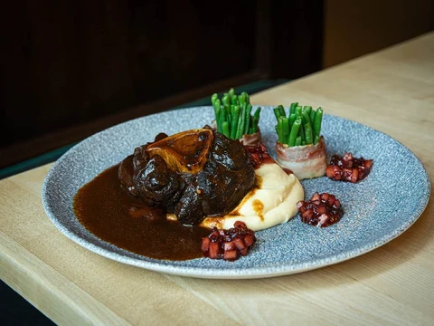 Hirsch Osso Bucco am Tisch serviert