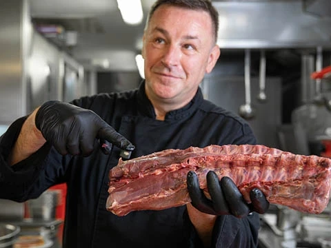 Thomas Ziemens präsentiert Rehrücken