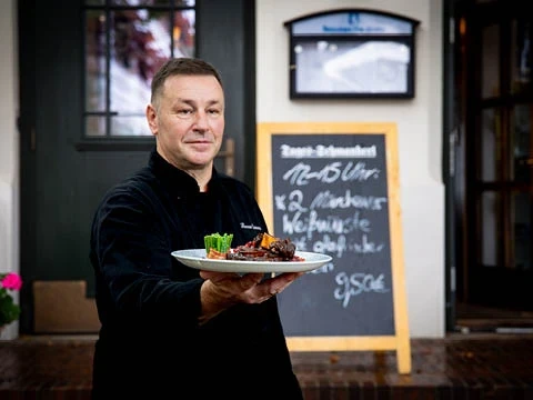 Thomas Ziemens präsentiert Gericht
